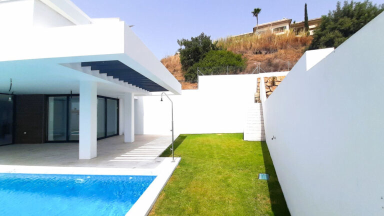 756687 detached villa costa del sol 3 bedrooms estepona e1095000 7 768x432