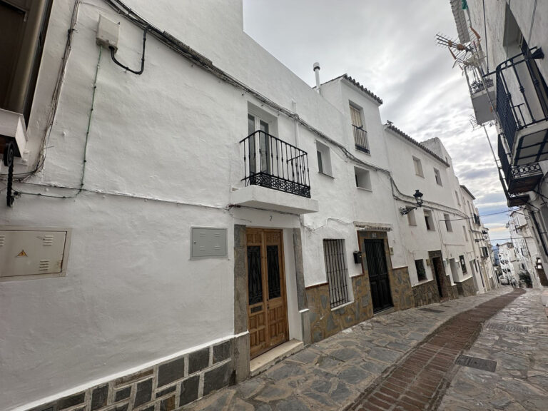 767064 terraced townhouse costa del sol 5 bedrooms casares pueblo e198900 1 1 768x576