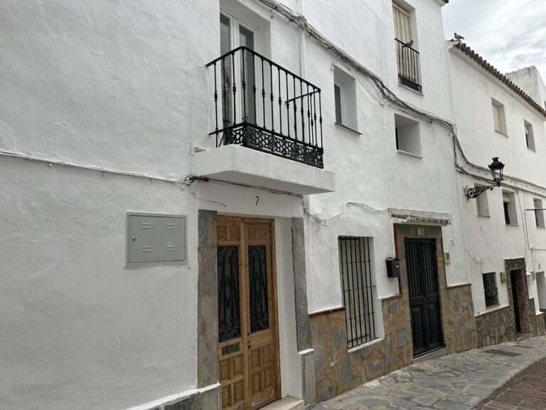 767064 terraced townhouse costa del sol 5 bedrooms casares pueblo e198900 1 768x576