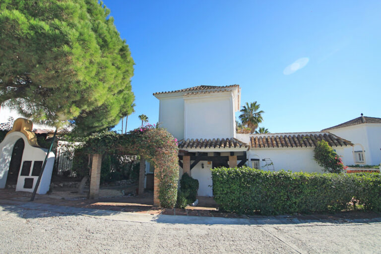 876268 detached villa costa del sol 3 bedrooms calahonda e550000 1 1 768x512