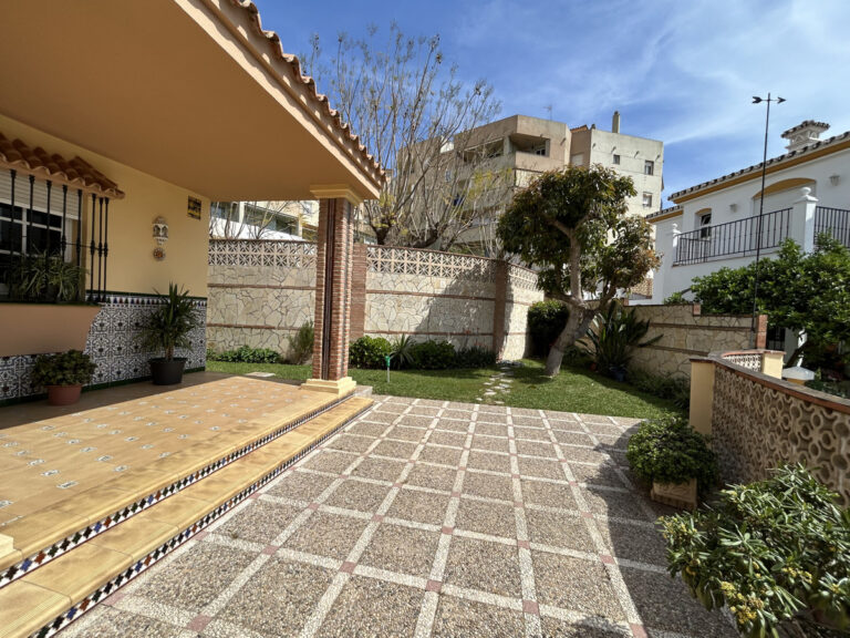 880296 detached villa costa del sol 4 bedrooms las lagunas e637000 1 1 768x576